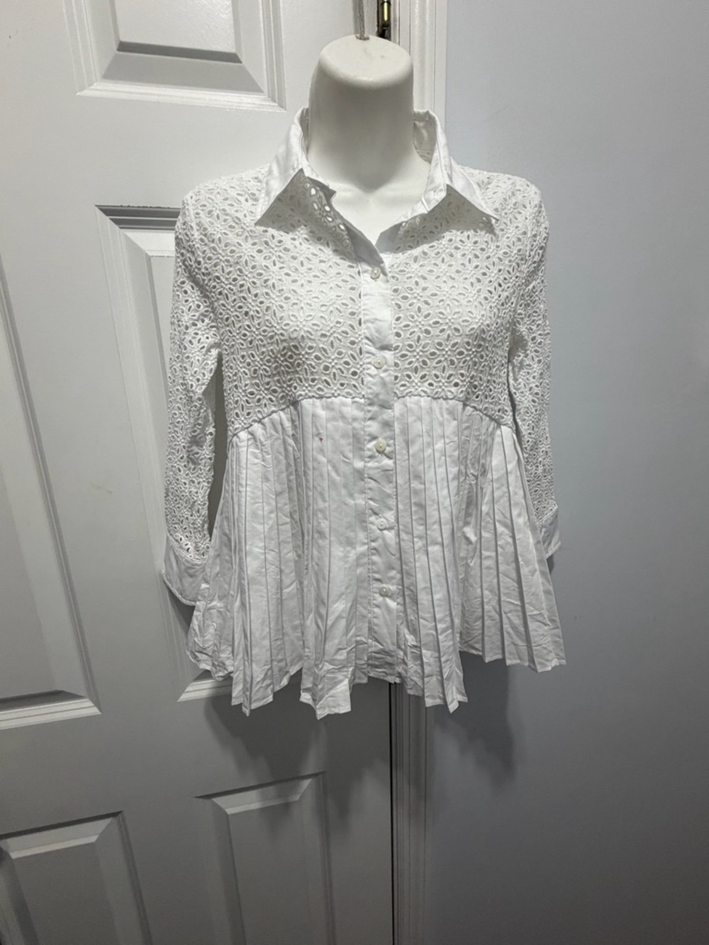 Anthropologie HD in Paris White Eyelet Button-Front Shirt size 2
